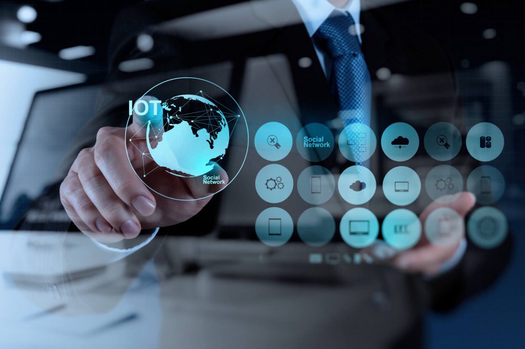 Profissional tocando painel digital com ícones de automação industrial e Indústria 4.0