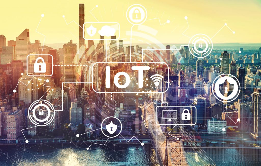 Cidade ao pôr do sol com ícones de IoT e segurança sobrepostos