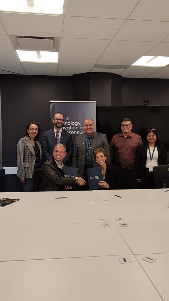 Representantes do Atlântico e de instituições canadenses na assinatura de acordo de cooperação