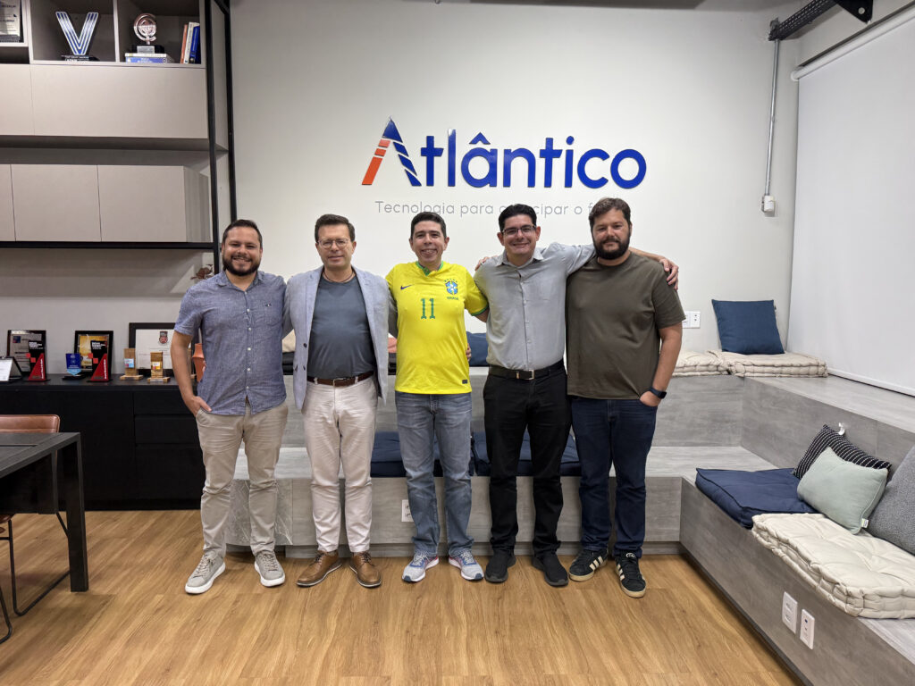 Membros do Comitê Técnico Científico reunidos na sede do Atlântico